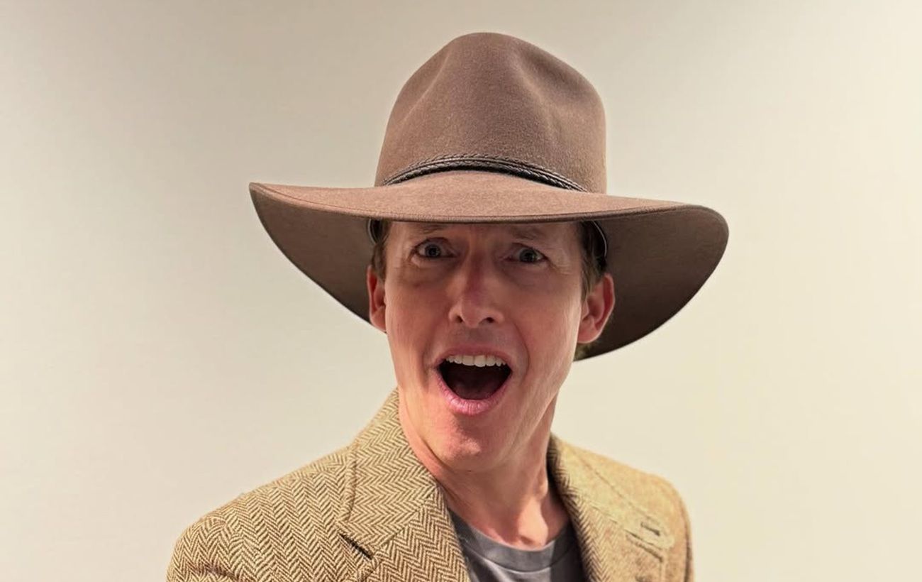 "Зніми це барахло". Джеймс Блант обурив появою в шапці з символікою РФ (фото)