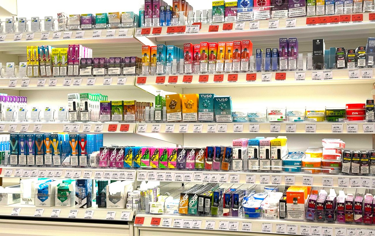 У київському ТРЦ підлітки шикуються в черги за нелегальними вейпами (фото)