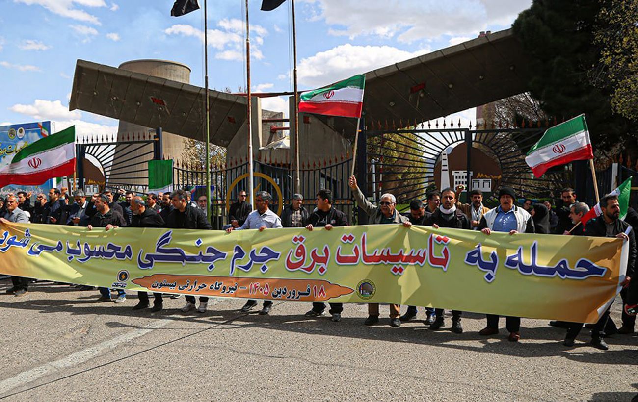 Іран створює з людей "живий ланцюг", щоб прикрити енергетику від ударів США