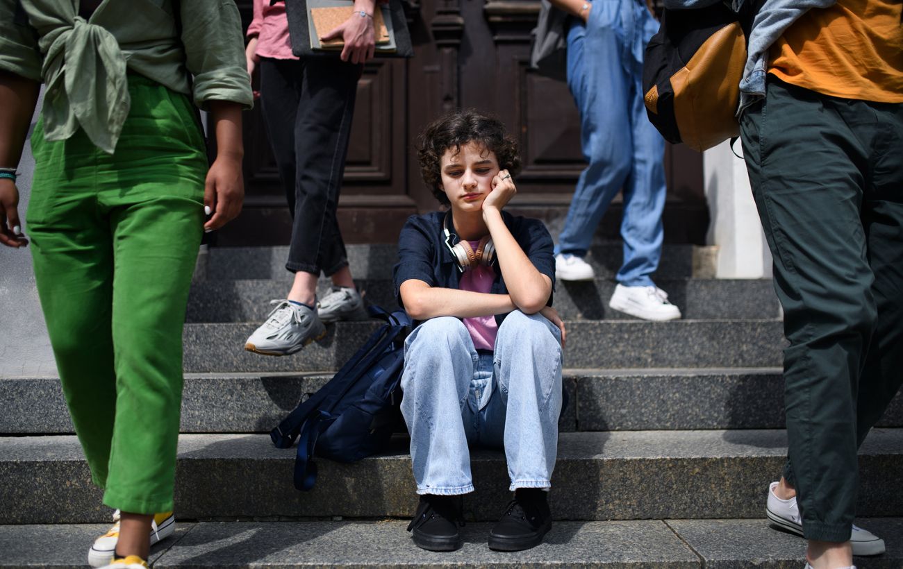 Тихий крик у натовпі: чому ви почуваєтеся самотніми навіть у колі найкращих друзів