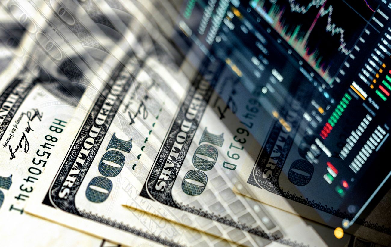 Євро відійшов від рекорду, долар росте: курс на 16 квітня та що робити із "сумнівними" купюрами