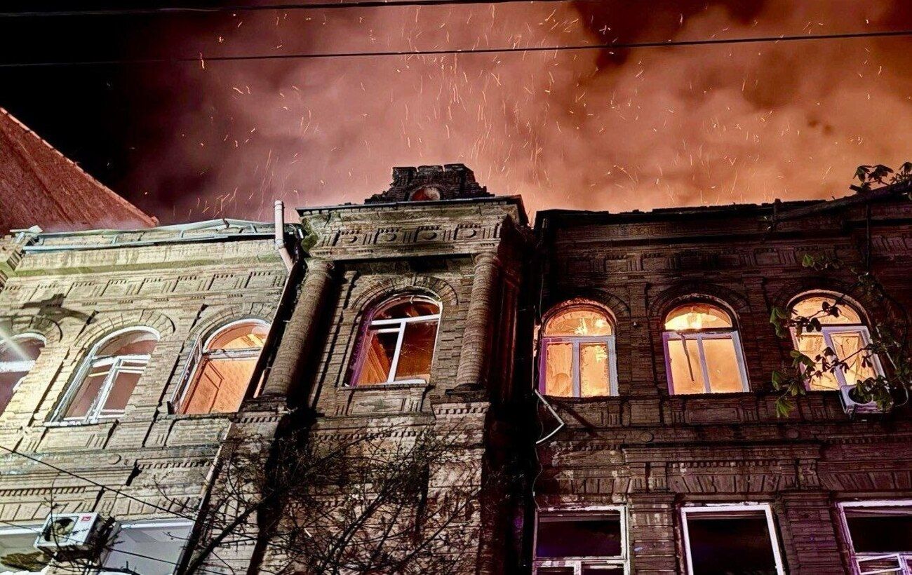 Ворог поцілив по житлових кварталах у Дніпрі: відомо про пожежі та 10 постраждалих