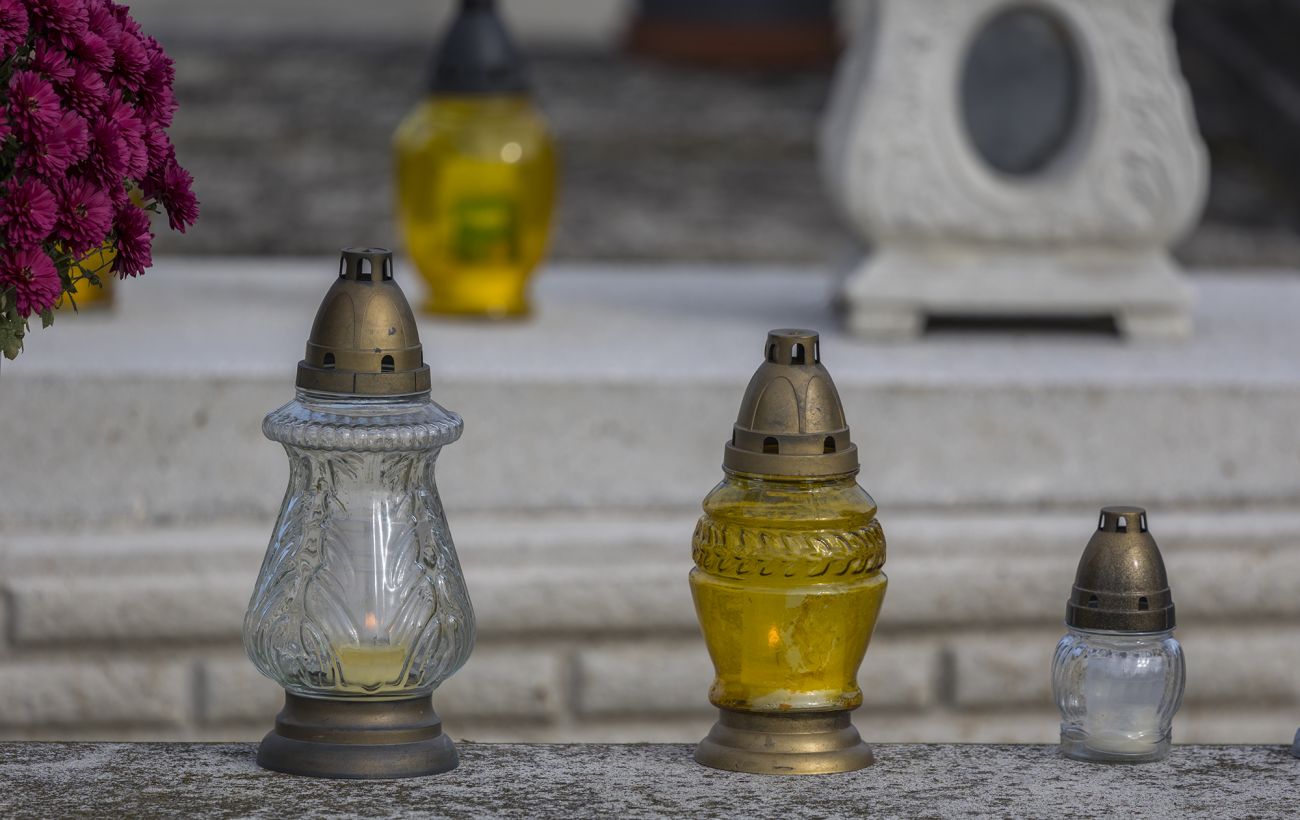 Жива чи на батарейках? Чи можна на Радоницю ставити електричні свічки на могили та що каже церква