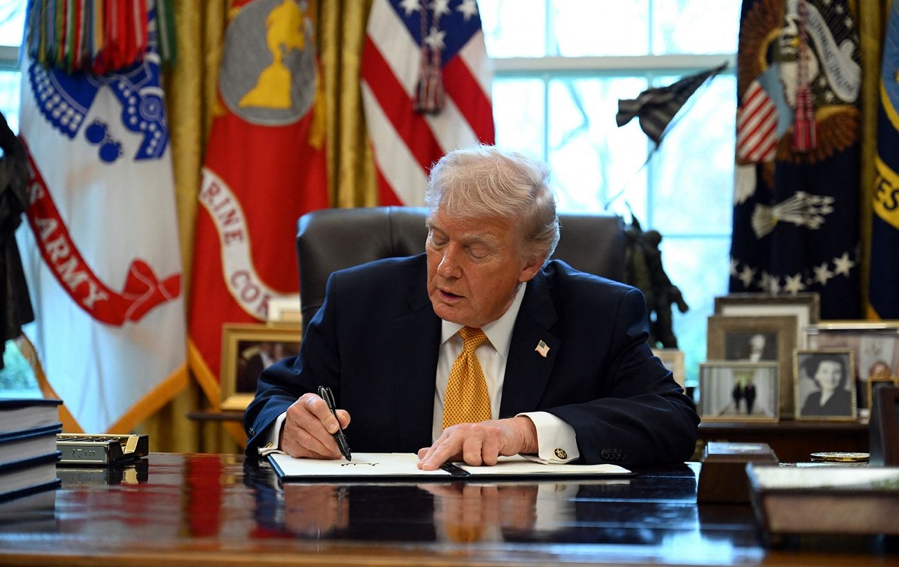 Трамп знову заборонив суднам РФ швартуватись в США: яку вказав причину