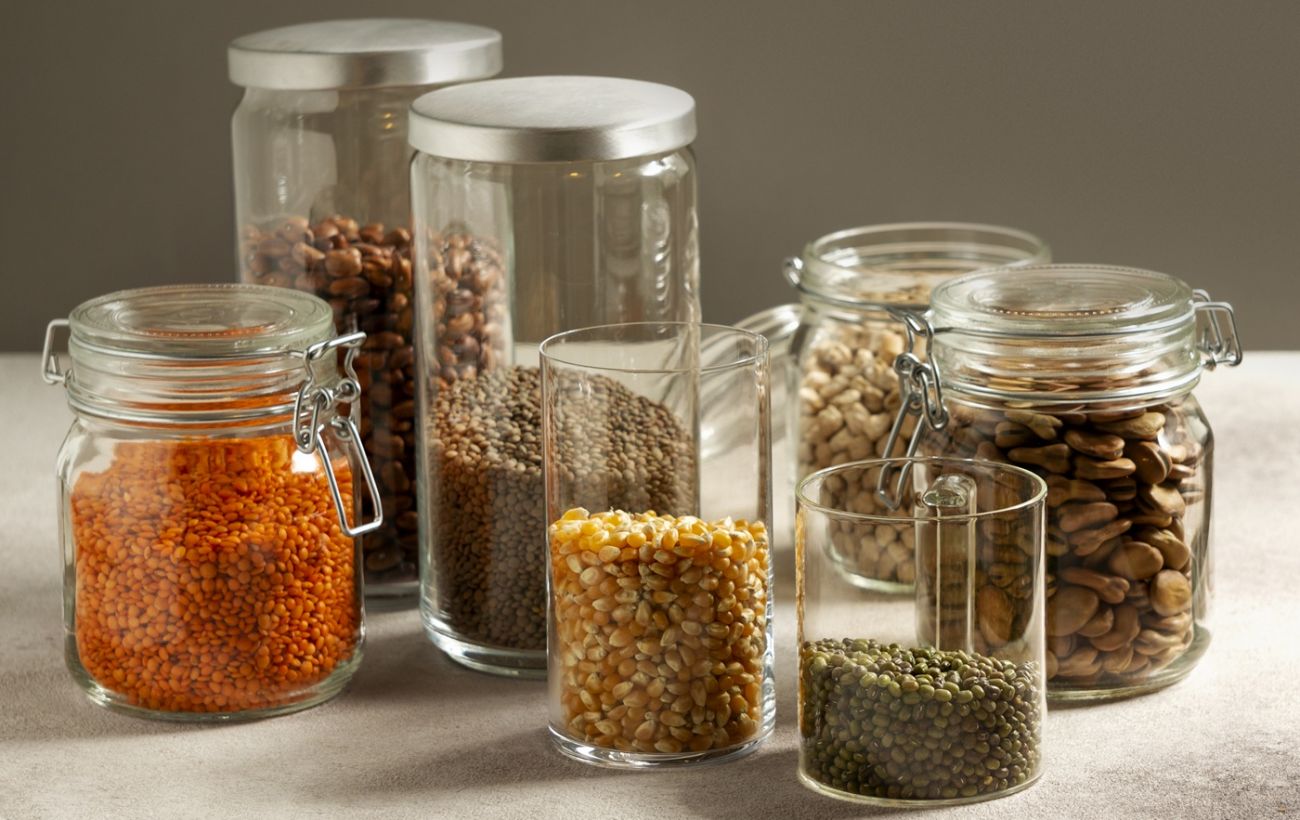 Не лише крупи: 7 побутових дрібниць, які варто перекласти у скляні банки вже сьогодні