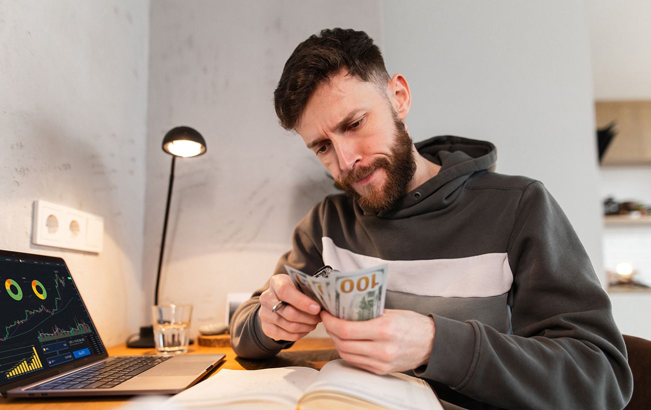 Курс пішов угору: скільки сьогодні коштує 100 доларів у банках