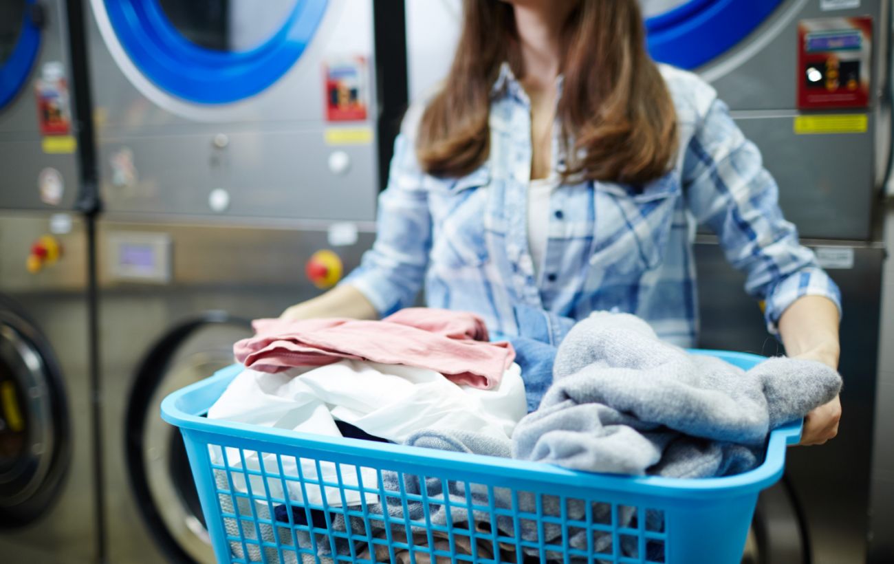 Завжди видаляйте ці плями на одязі у холодній воді: врятуєте улюблену річ