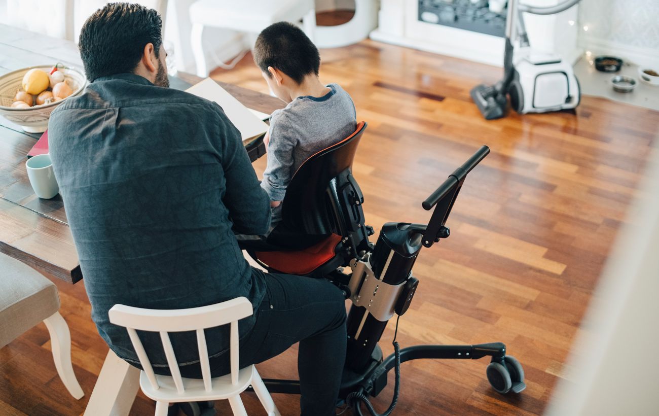 Асистент вчителя чи дитини? У чому різниця та як отримати супровід у школі