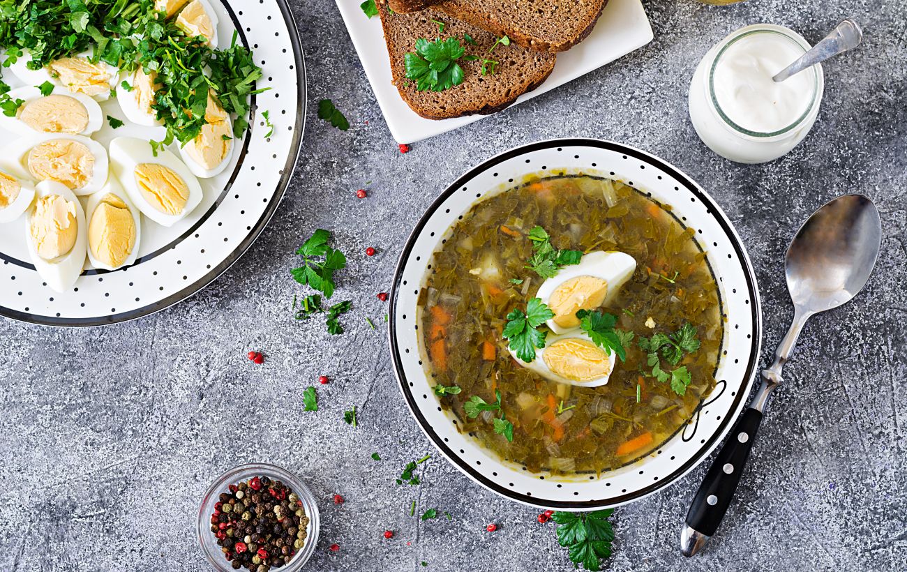 Ви точно робите це не так: 7 правил від шефа, які врятують смак і колір зеленого борщу