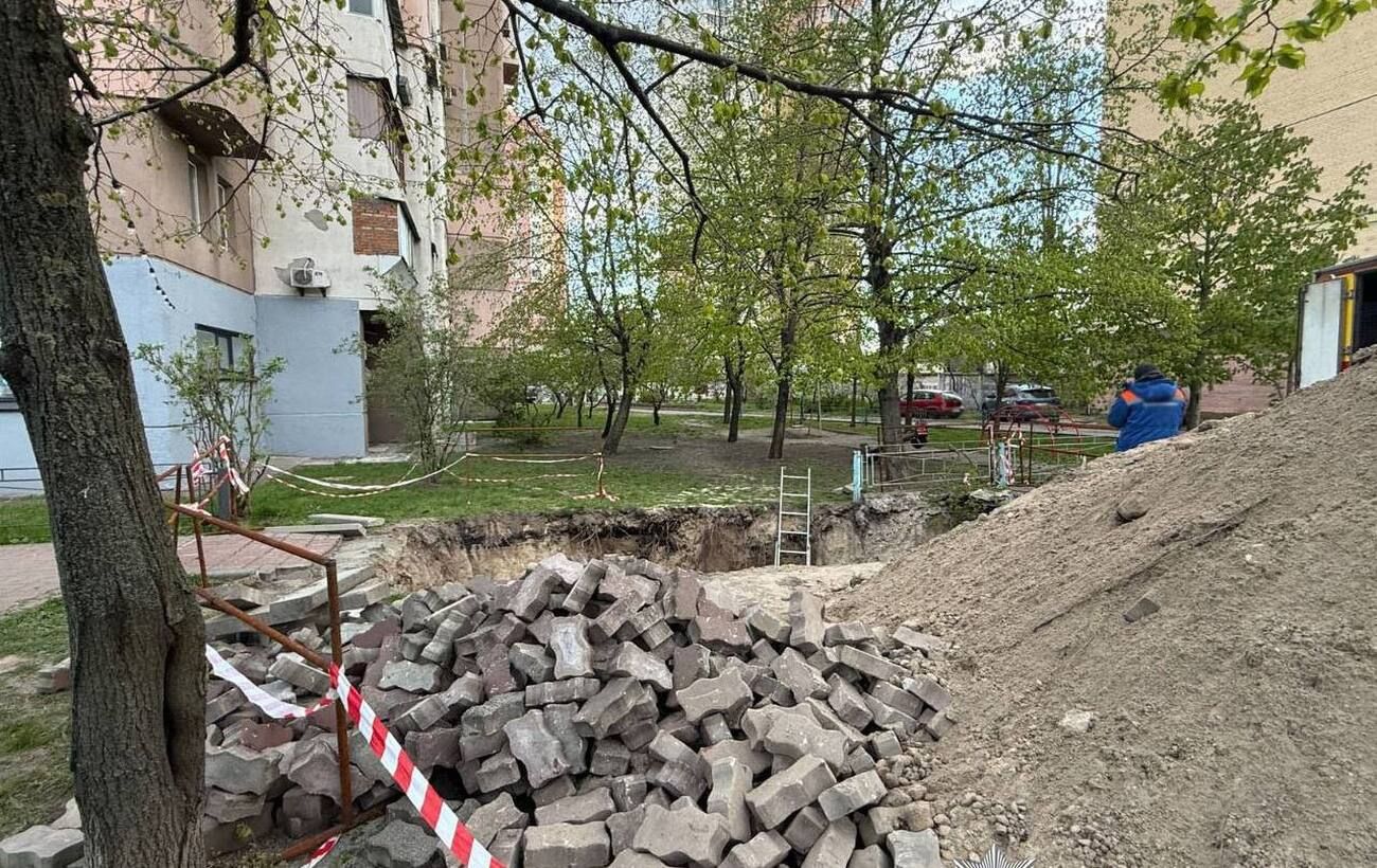 У Києві жінка впала в неогороджену яму з водою, на комунальників завели справу