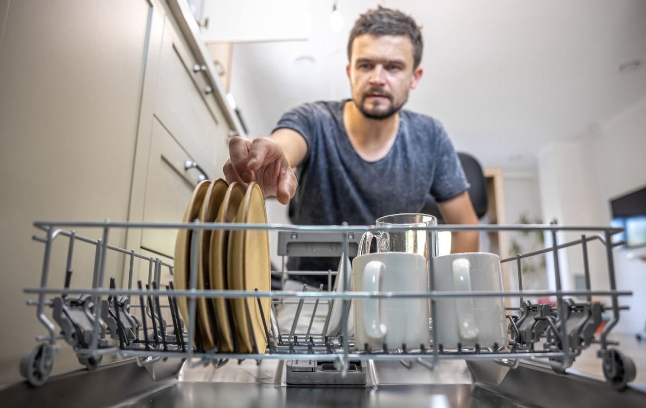 Цей популярний лайфхак шкодить посудомийці: не повторюйте його