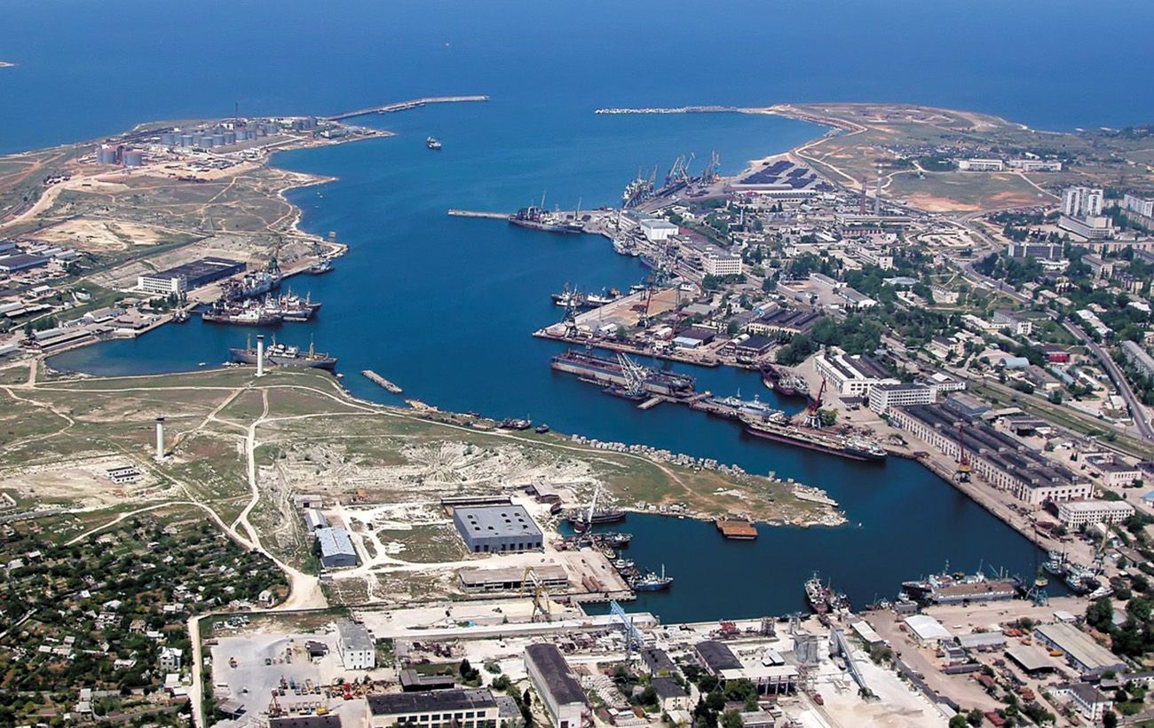 Крим масовано атакували невідомі дрони: на аеродромі "Саки" було чути вибухи