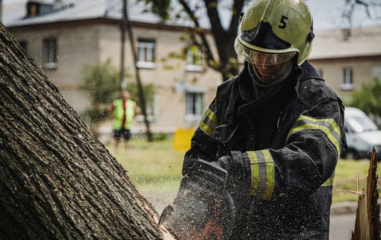 Небезпечний шторм відступає: що відомо про кількість жертв і наслідки негоди в Україні
