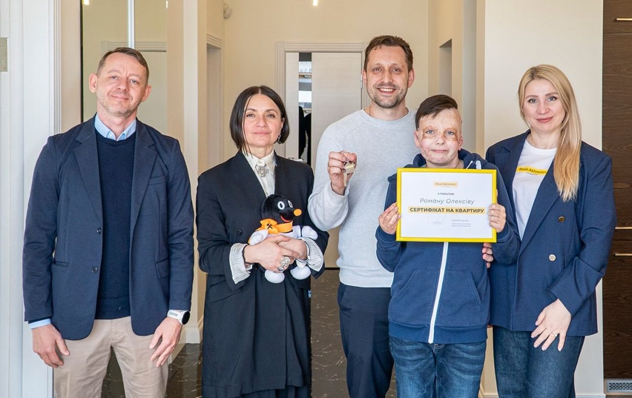 Хлопчик, який вижив після удару по Вінниці: Роман Олексів отримав квартиру від Ріната Ахметова