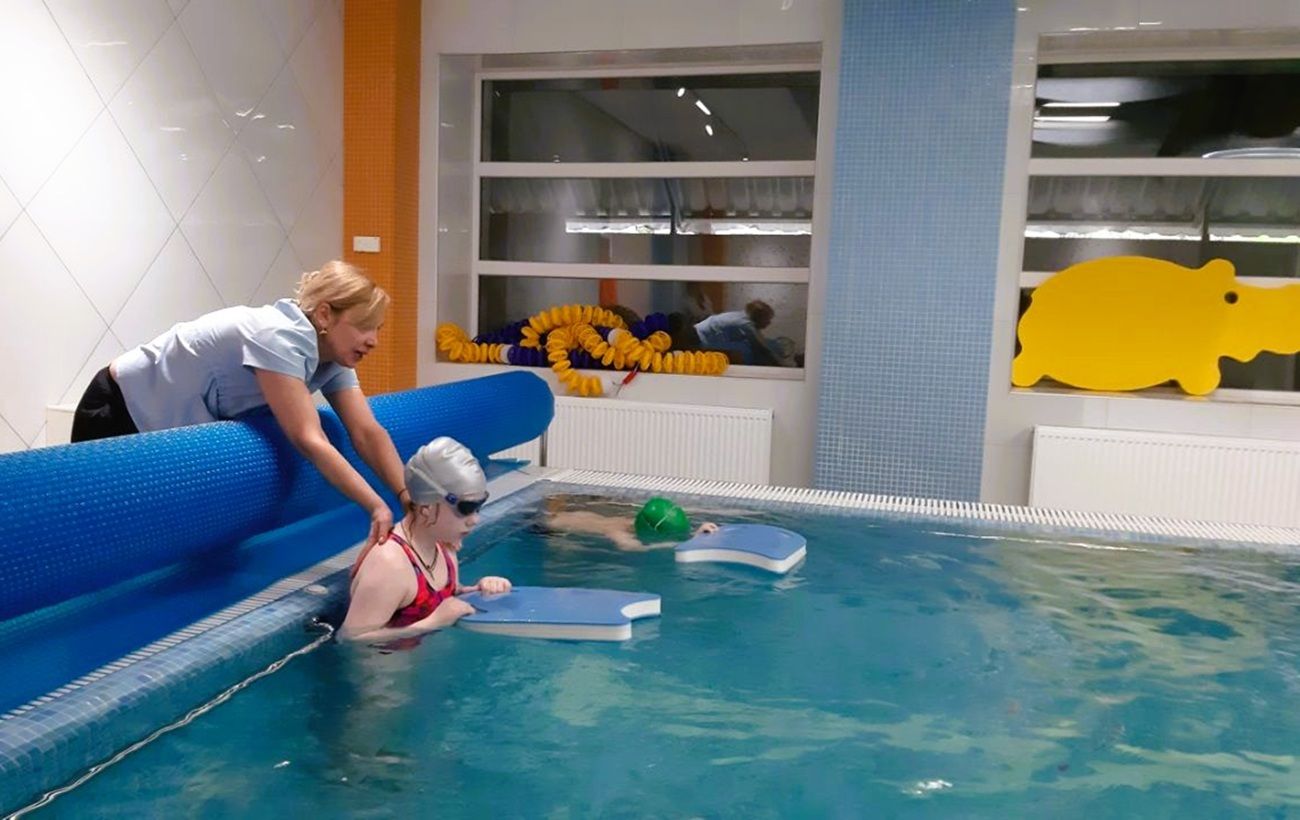 Вода, що повертає свободу руху: "Аптека 9-1-1" підтримала розвиток водної реабілітації для дітей в "Охматдиті"