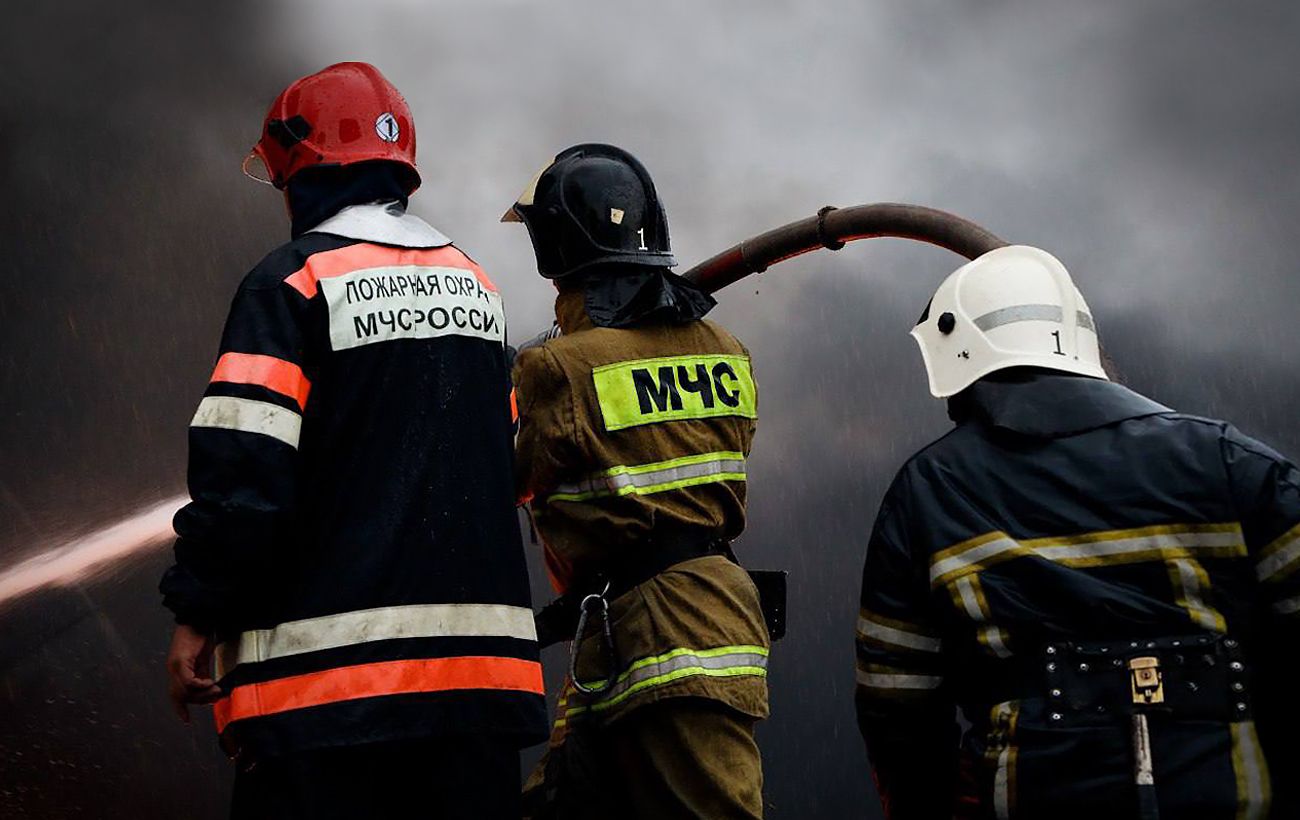 Невідомі дрони атакували НПЗ у Ленінградській області: спалахнула пожежа