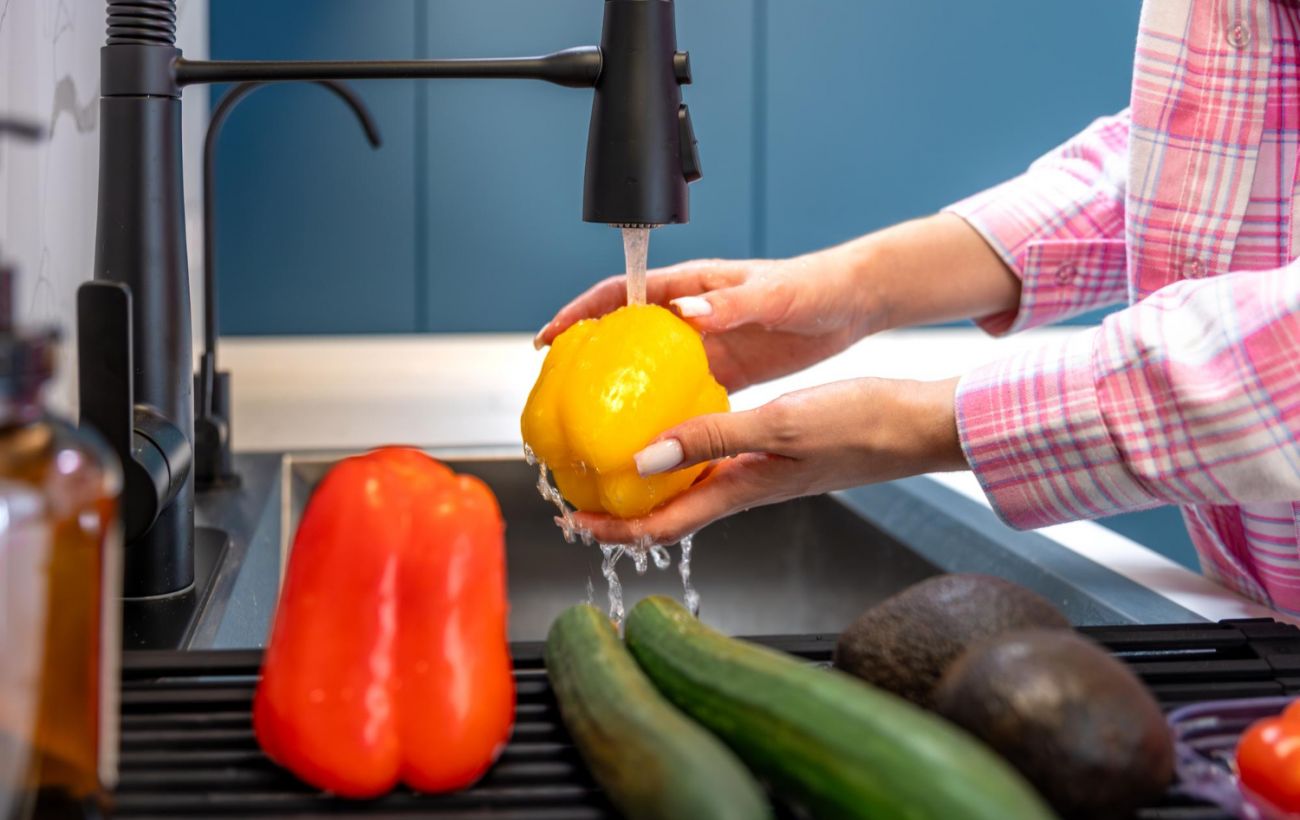 Це може нашкодити здоров’ю: 5 продуктів, які не варто мити у раковині