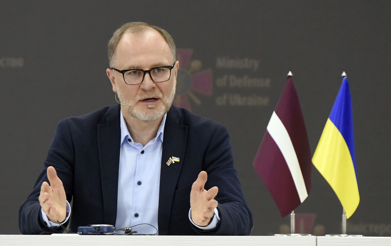 Глава Міноборони Латвії подав у відставку через дрони, які порушили повітряний простір