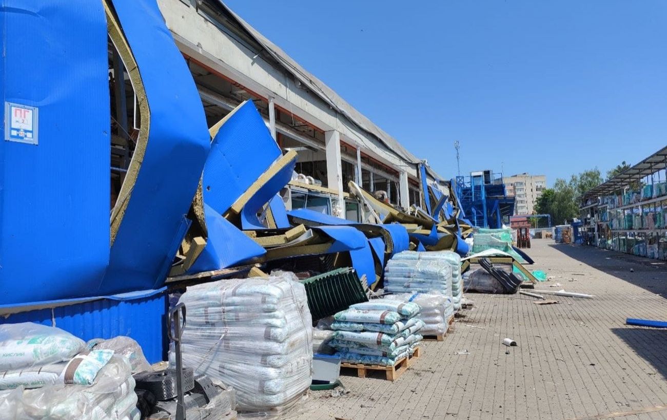 Удар по Прилуках: вже понад 20 поранених, понівечений ТЦ "Епіцентр" (фото)