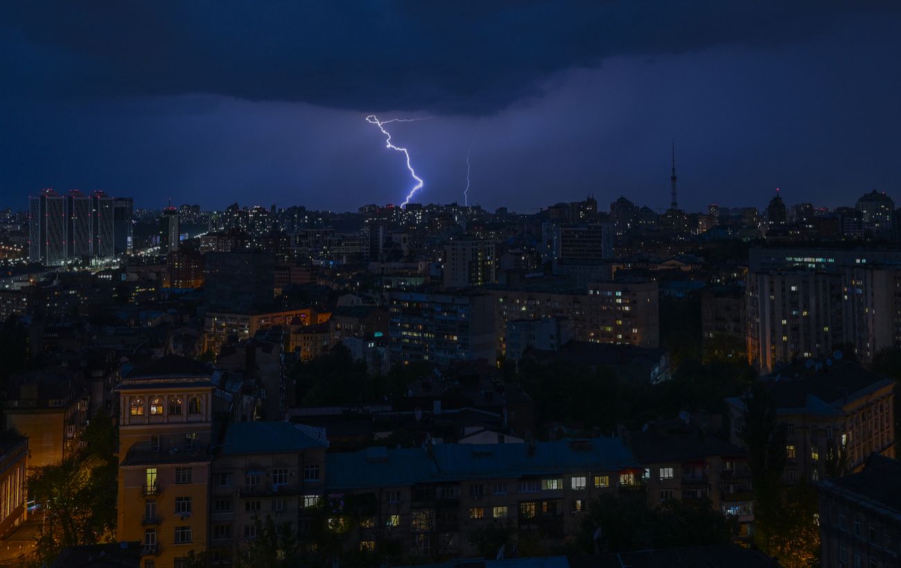 Київ накрила негода, небо має апокаліптичний вигляд (фото)