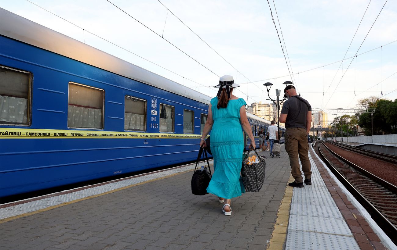 До 6 людей на одне місце: пасажирів попередили про жорсткий дефіцит квитків на поїзди