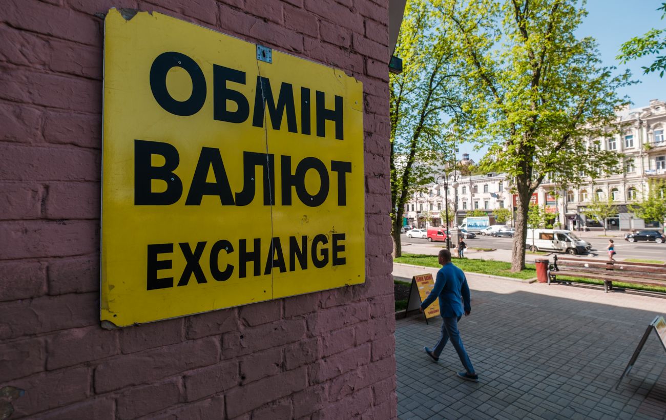 Долар на рекорді в НБУ: що з курсом в банках та чи переписали обмінники цінники 22 травня
