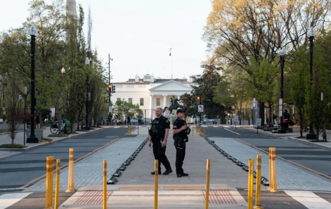 Біля Білого дому пролунали постріли, будівлю оточив спецназ (відео)