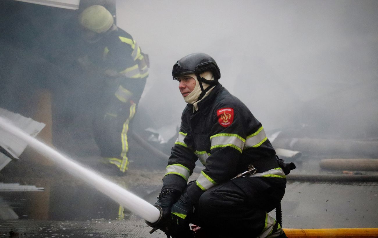 Сильний дим, під ударом "Нова пошта", магазин та будинки: ворог атакував Одещину