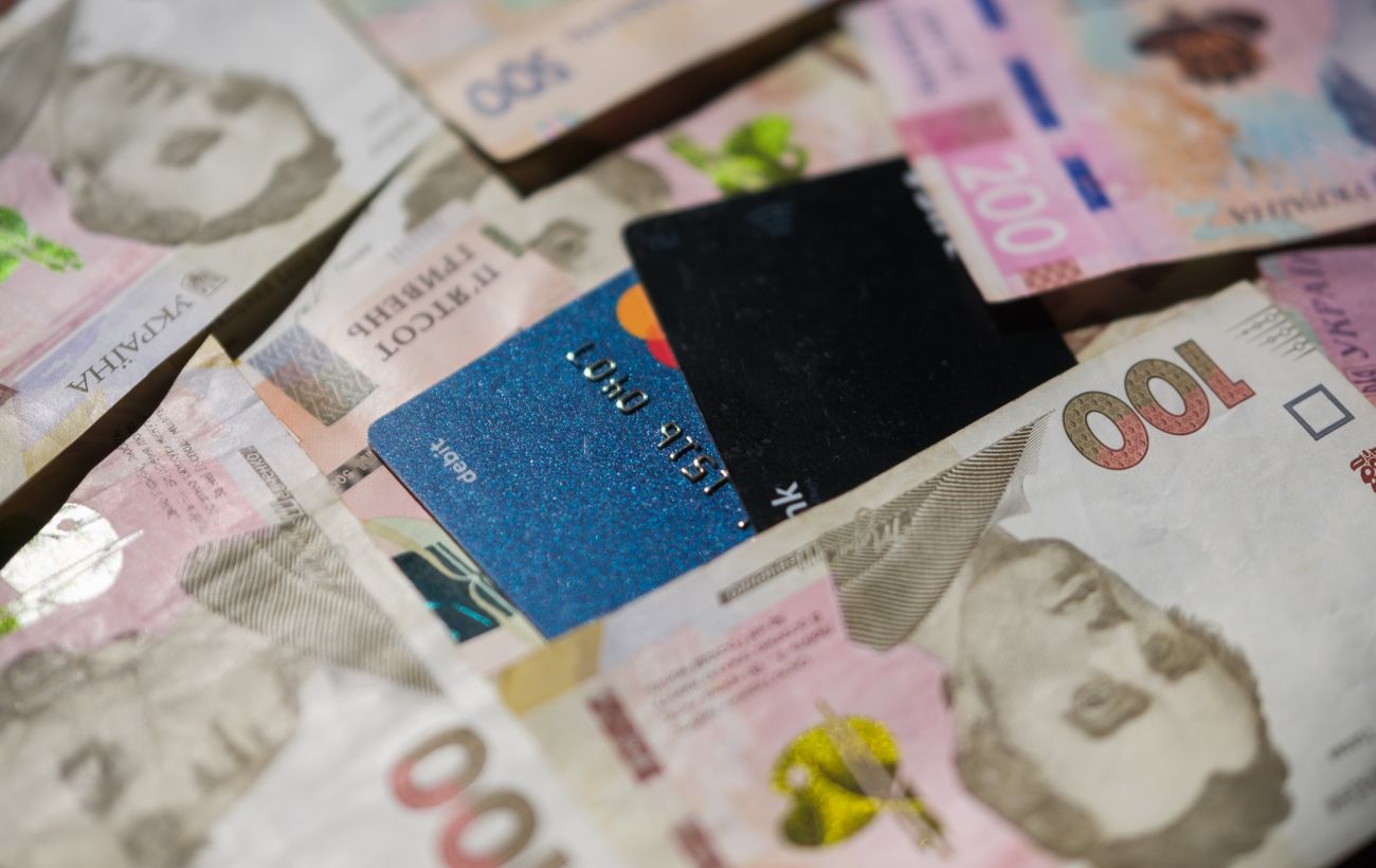 Українці дедалі рідше користуються готівкою: 96% операцій з картками стали безготівковими