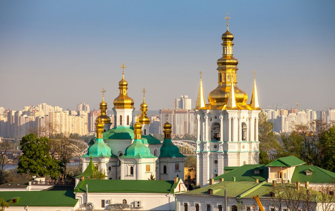 У Києві пряме влучання в лавру, палає Успенський собор