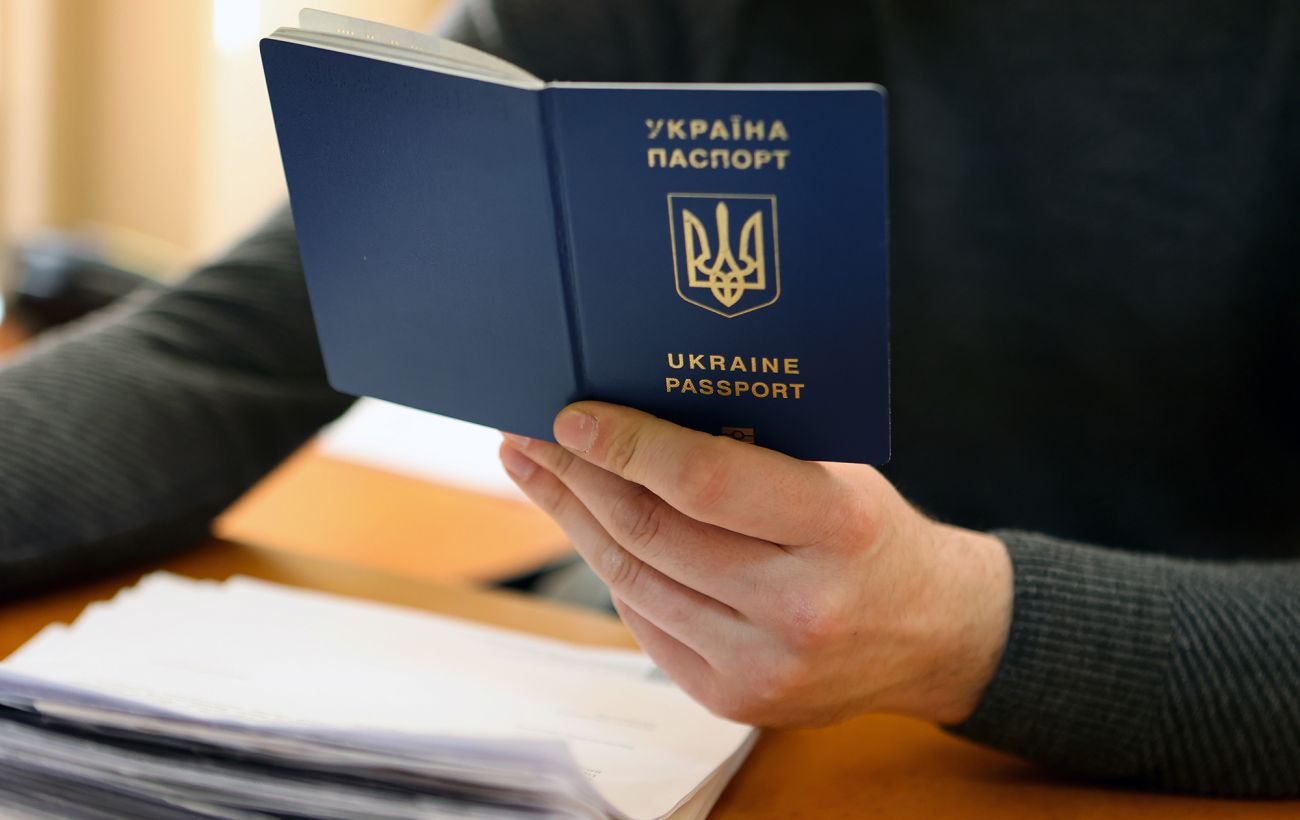 Загубили або вкрали закордонний паспорт: у ДМС пояснили, як швидко оформити новий