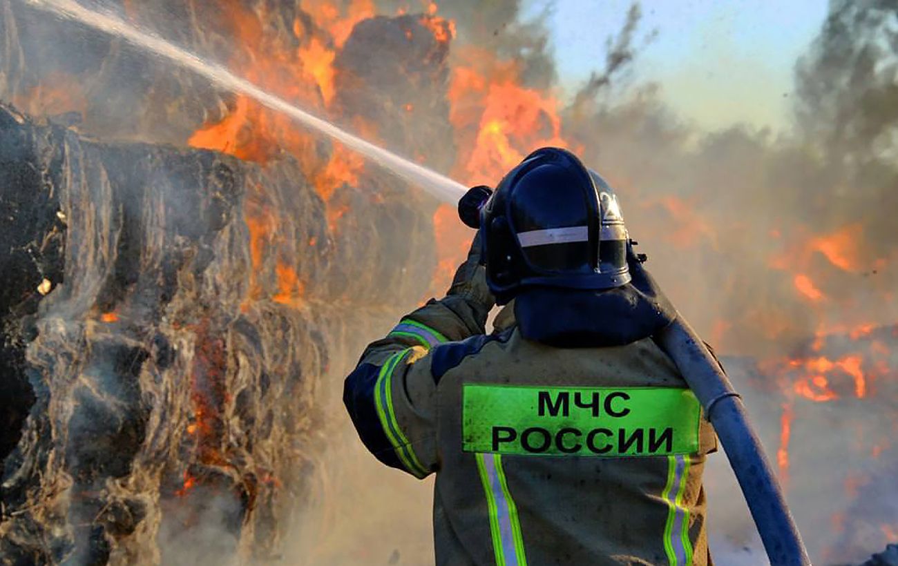 Москва з самого ранку під ударом дронів: горить НПЗ, у місті стовпи диму