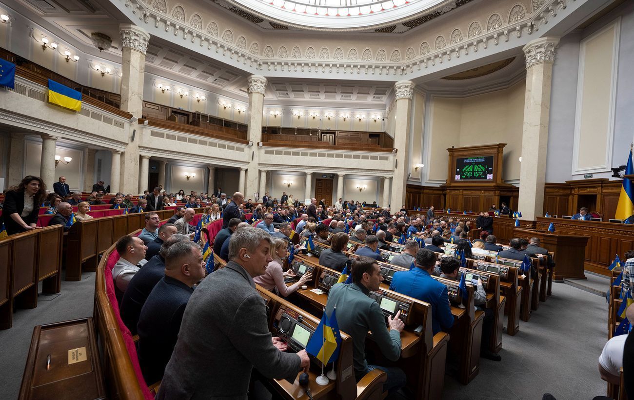 Рада розблокувала використання грошей ЄС на зарплати та зброю для військових