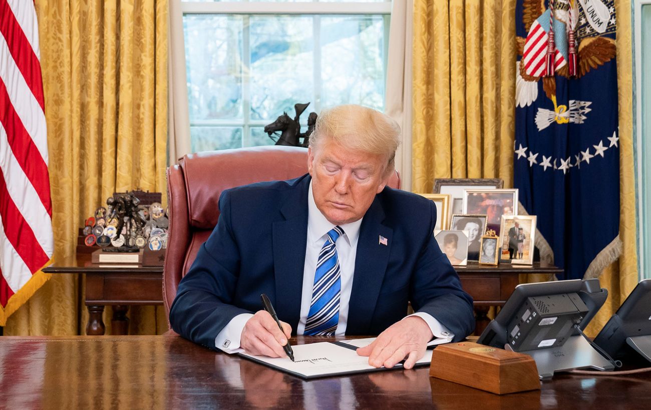 Трамп показав макет нової 100-доларової купюри зі своїм підписом