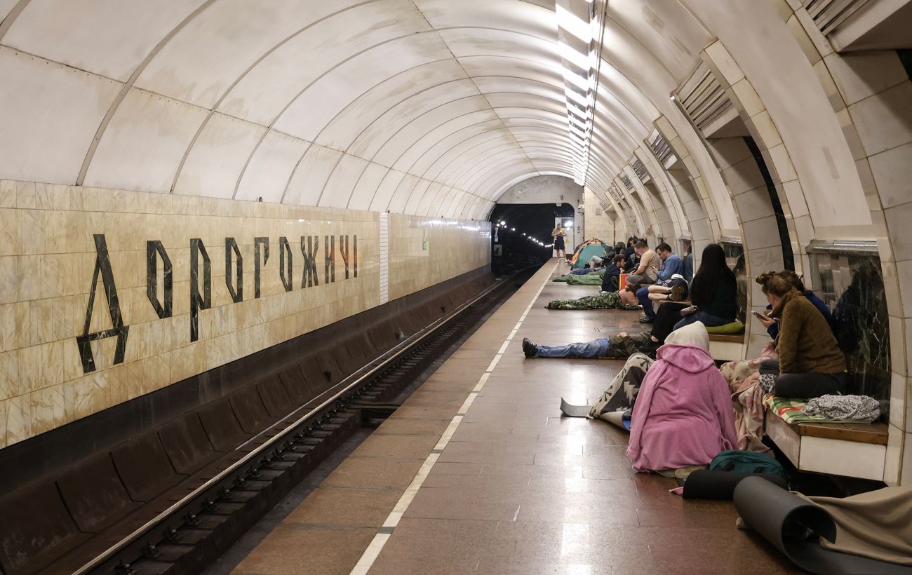 Чому потяги метро Києва не залишають на станціях в нічну тривогу: офіційна відповідь