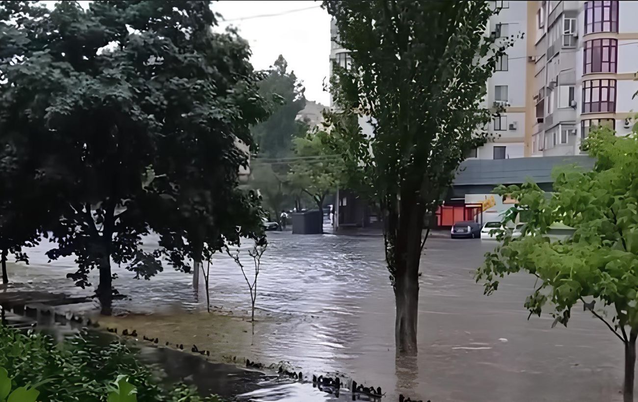 Пливуть авто та сміттєві баки. Частину Одеси затопило під час сильної зливи (відео)