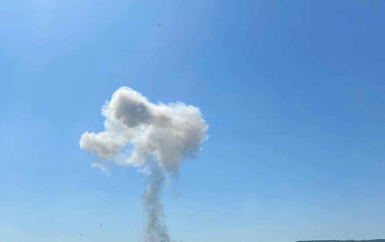 Вибухи на полігоні під Хмельницьким припинилися, з п'ятьма бійцями ССО нема зв'язку