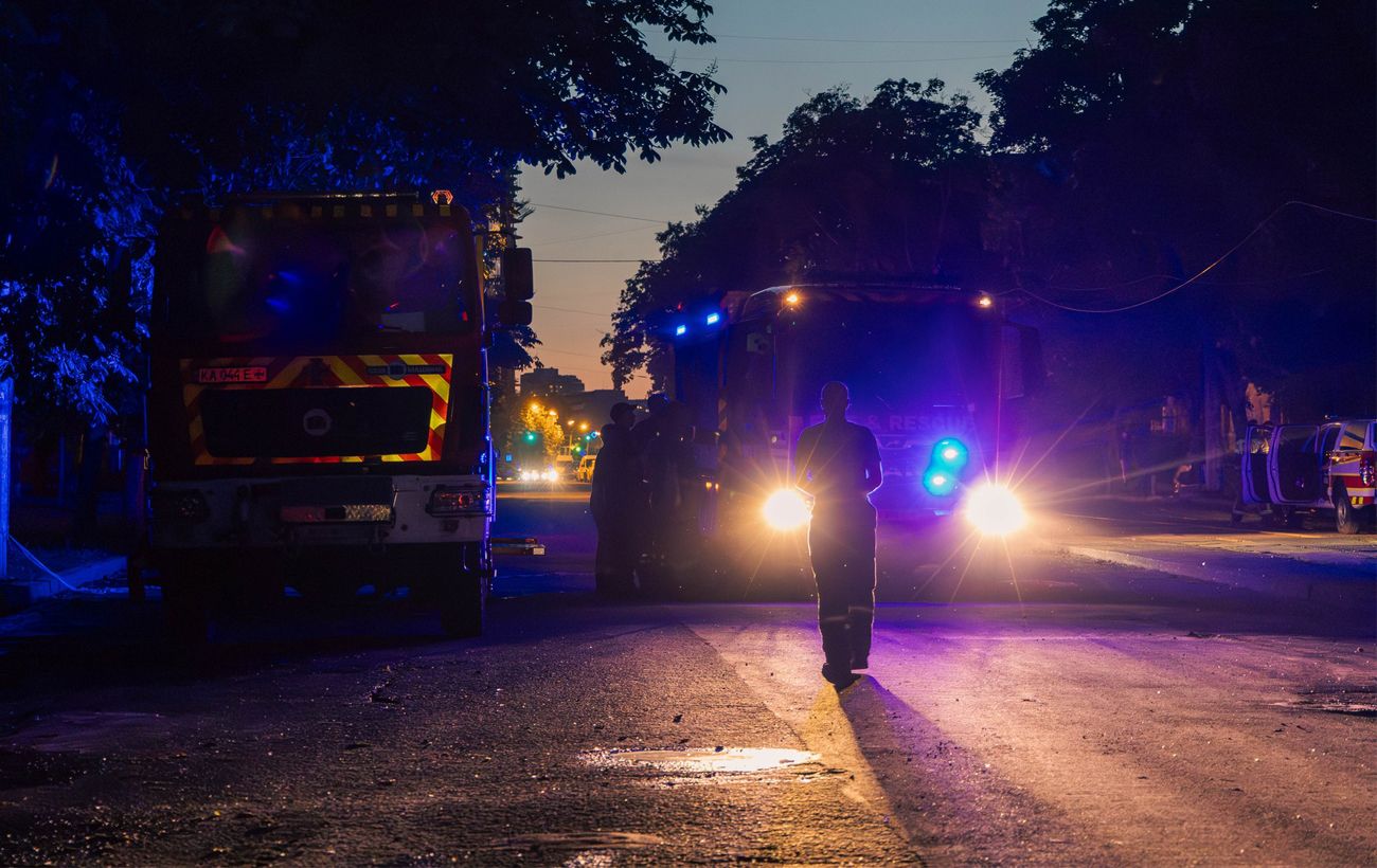 У Києві люди опинились заблоковані у п'ятиповерхівці після ракетної атаки