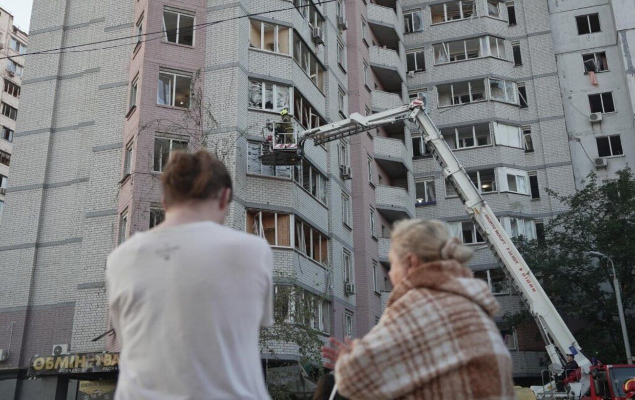 У Києві через обстріл майже 30 постраждалих, горіли "швидкі", будинки та кіностудія (фото)