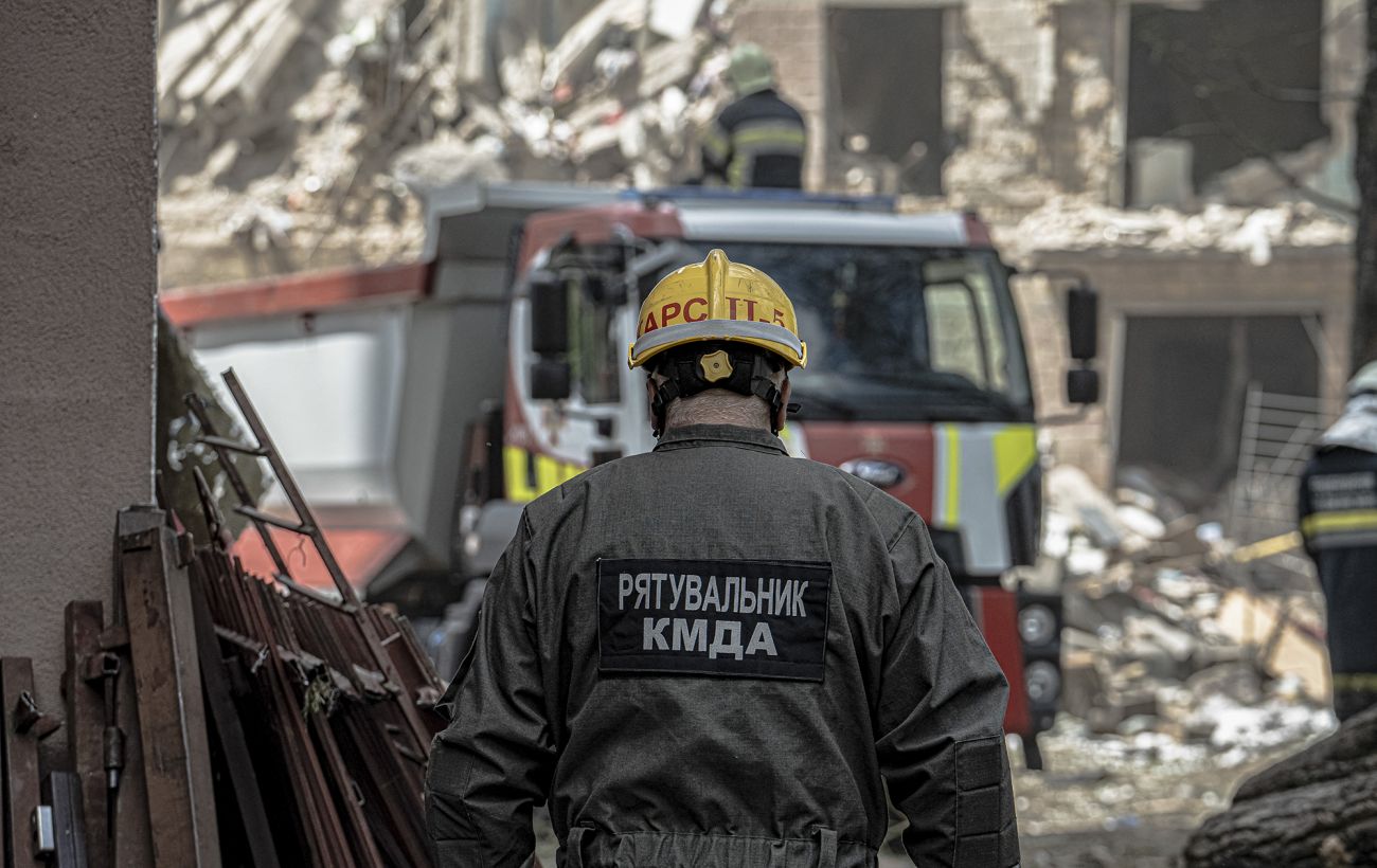 Розбиті будинки й згорілі авто: який вигляд має Київ після удару РФ (відео)