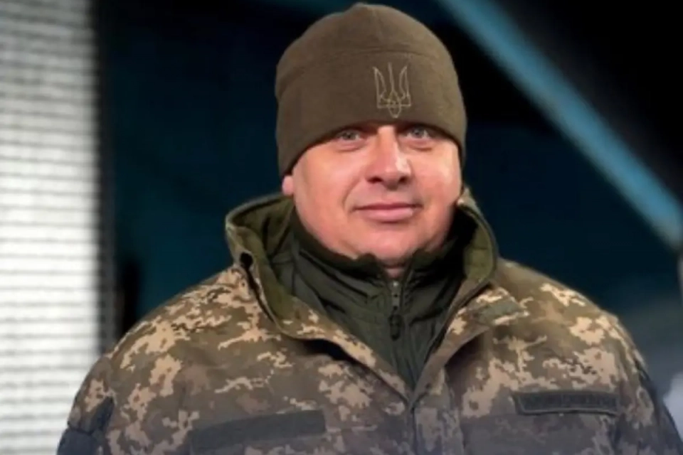 Коли говорять про бойову авіацію, уявляють пілота в кабіні. Але за кожним вильотом стоїть команда людей, від яких залежить не менше — чи злетить літак і чи повернеться назад. Один із них — Ігор із Вінниччини, авіаційний механік 39-ї бригади тактичної авіації, який уже понад 20 років служить Україні.  Його шлях розпочався зі строкової служби, а згодом переріс у справу всього життя. Ігор залишився вірним своїй частині, ставши досвідченим фахівцем, від якого залежить справність ключових вузлів літака — планера, шасі та складної гідросистеми. Саме він робить усе, щоб пілот, розганяючись на злітній смузі, був упевнений: машина не підведе.  Повномасштабне вторгнення Ігор зустрів на службі. Перші години війни — це вибухи, хаос і робота без права на помилку.  «Не було часу боятися. Ми розуміли: якщо зараз не підготуємо літаки — небо залишиться без захисту», — згадує він.  Сьогодні його служба — це постійні виїзди, нічні зміни, робота в ангарах і короткий сон у бункерах. Але він сприймає це як свою відповідальність. Бо знає: від його роботи залежить не лише техніка, а й життя людей.  Особлива мотивація чекає його вдома. 11-річна донька не просто пишається батьком — вона вже вирішила піти його шляхом і одягнути військову форму. І для Ігоря це найбільша оцінка його служби.  Його історія — ще одне нагадування: у війську важливий кожен. Не лише ті, хто на передовій, а й ті, хто забезпечує, ремонтує, готує, підтримує.  Армія — це велика система, де кожен може знайти своє місце. Хтось керує технікою, хтось її обслуговує, хтось планує операції, хтось лікує. І кожна з цих ролей — критично важлива.  Саме такі люди, як Ігор, доводять: служба — це не лише про зброю в руках. Це про професіоналізм, відповідальність і бажання бути корисним там, де це потрібно найбільше.  Вінниччина може пишатися своїми людьми. І поки є ті, хто щодня тримає небо, земля під ногами українців залишається вільною. 🇺🇦