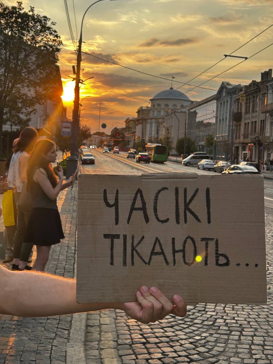 Один кадр — десятки заголовків: як російські медіа монетизують українські протести