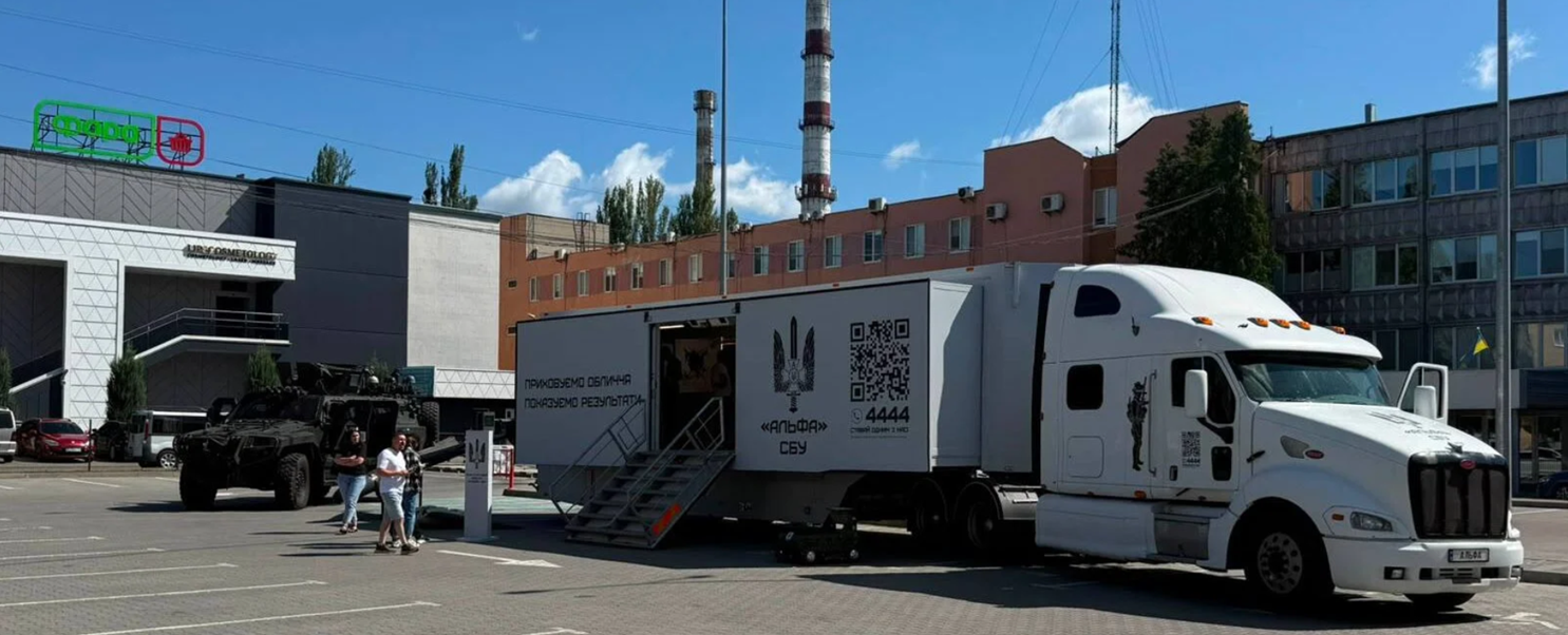 Еліта СБУ у Вінниці: біля ТРЦ «Мегамолл» розгорнули унікальний мобільний рекрутинговий комплекс